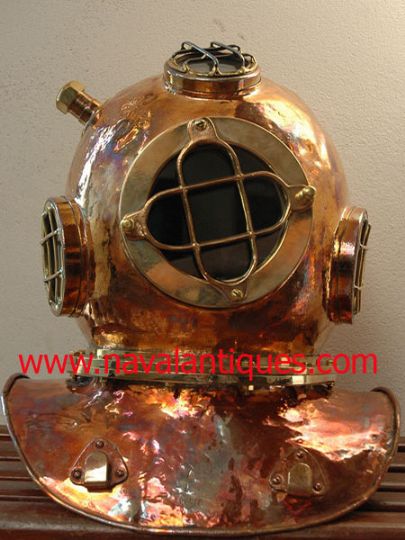 Escafandro de mergulho antigo
