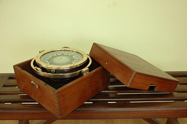 Compás en caja E.S. Ritchie & Sons.