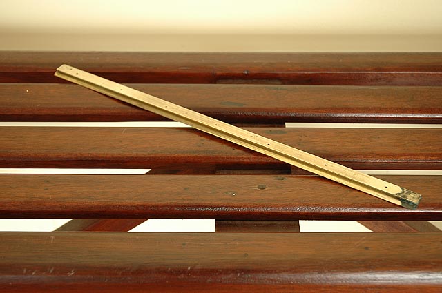 Regla de cartas de latón